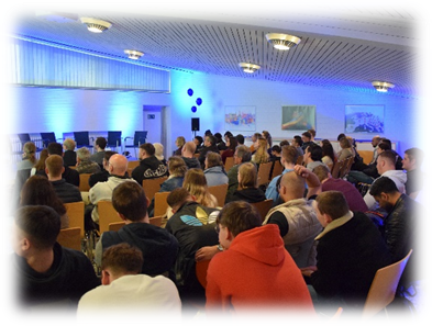 Zahlreiche Gäste warten auf den Veranstaltungsbeginn im „europablauen“ Forum des PJR Aachens