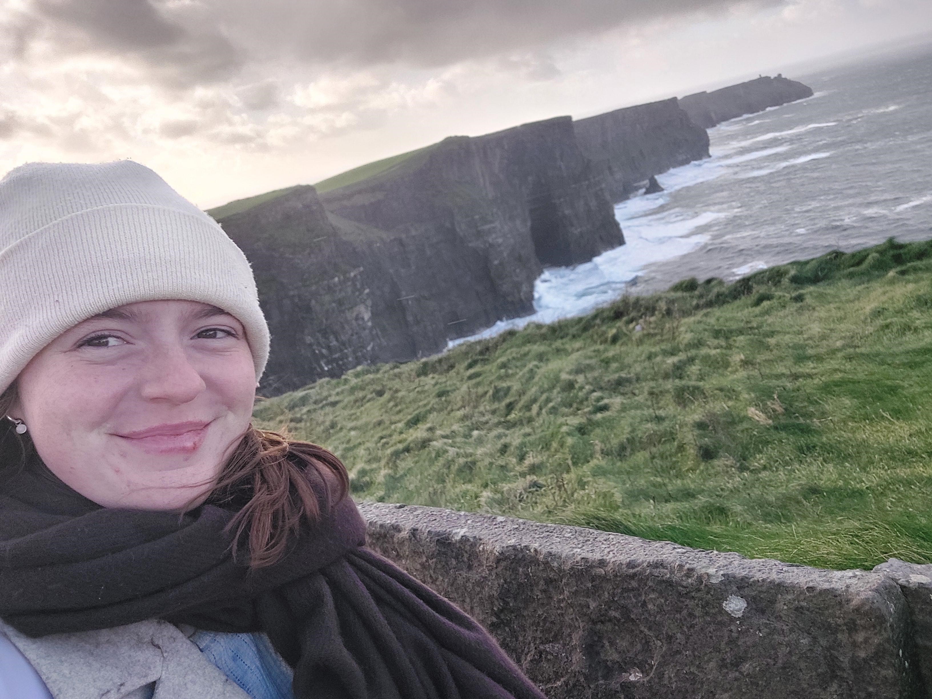 Foto Maike Bovens an einer Steilküste in Irland